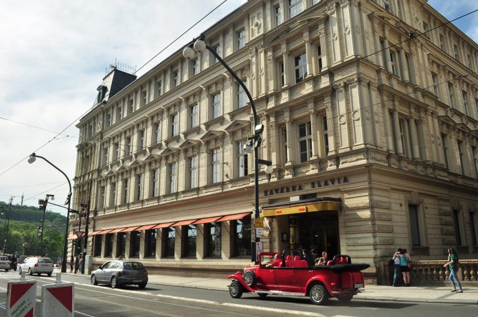 A fachada do café Slavia, vista da avenida Narodni