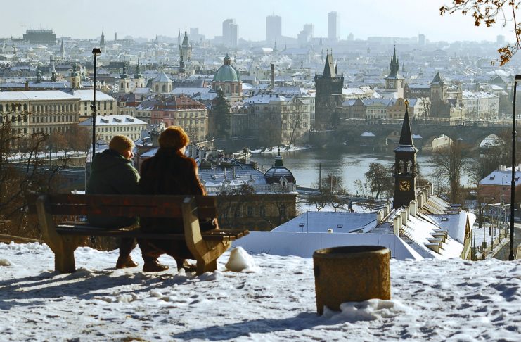 Duas senhoras observam a sua cidade a partir do parque de Letna