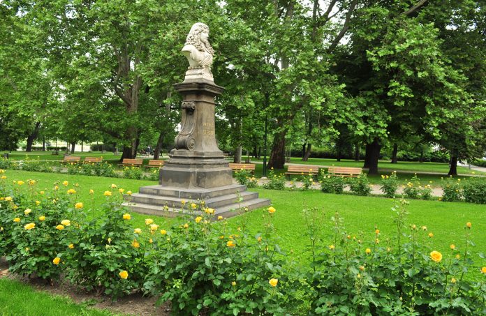 O busto de Petr Strozzi em frente ao portão principal do edifício